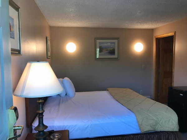 Capri Motel image 11